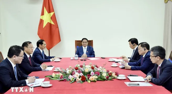 Vietnam's Government leader holds phone talks with new PM of Singapore