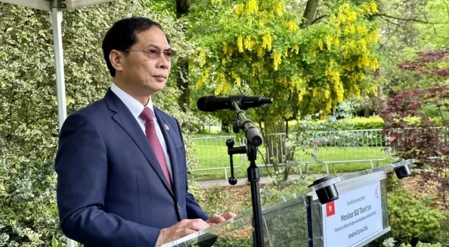 FM pays tribute to President Ho Chi Minh in France