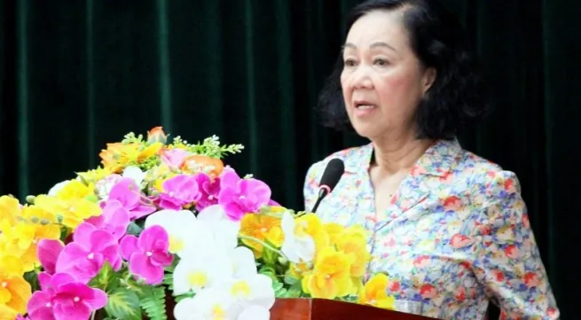 Politburo member Truong Thi Mai meets with voters in Hoa Binh Province