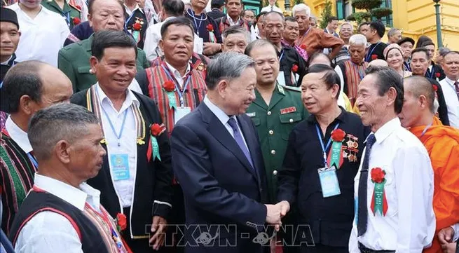 President lauds outstanding ethnic community representatives from border, sea, island areas