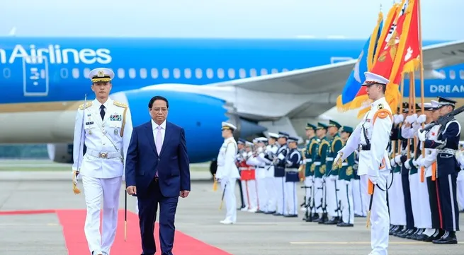 Official welcome ceremony held for PM Pham Minh Chinh at Seoul Air Base