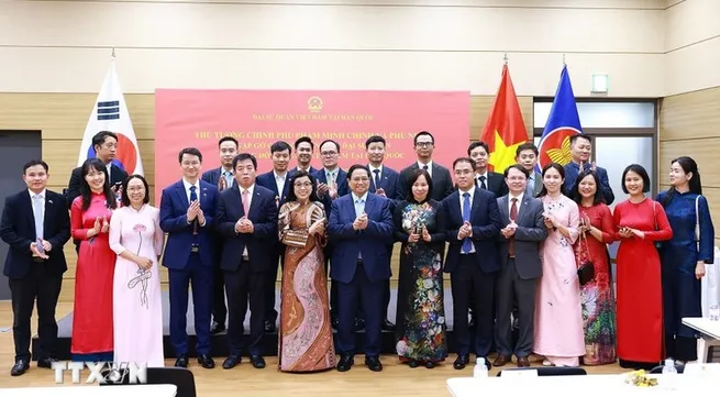 Prime Minister meets Vietnamese people in RoK