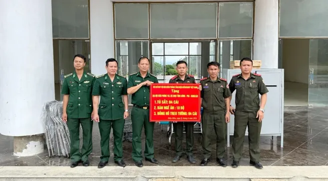 Dien Bien border guards donate supplies to Lao counterparts