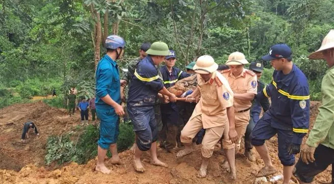 Ha Giang landslide buries mini bus, kills nine