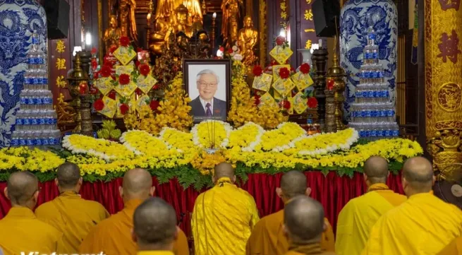 Buddhist monks, nuns, followers pay tribute to Party chief