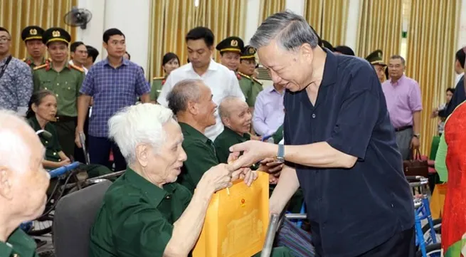 President visits war invalids, sick soldiers in Bac Ninh province