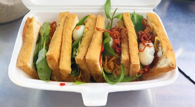 Fried tofu sandwich: A captivating street snack in Ho Chi Minh City