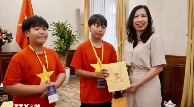 Deputy FM receives Vietnamese children, teachers from RoK