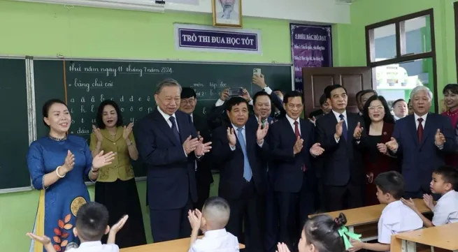 President visits Nguyen Du Lao-Vietnamese bilingual school