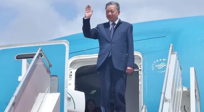 President arrives in Phnom Penh, beginning state visit to Cambodia