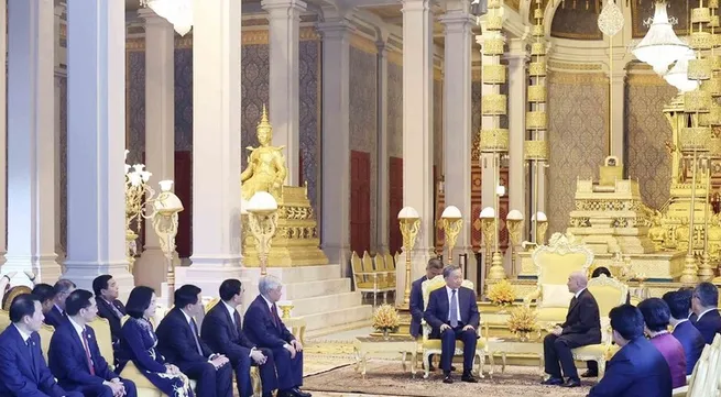 Vietnamese President meets with Cambodian King in Phnom Penh