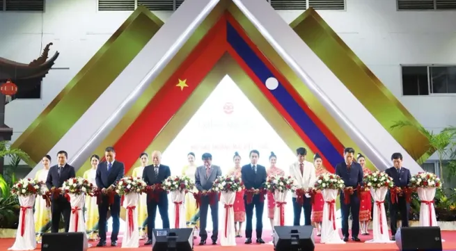 Vietnam, Laos strengthen trade relations