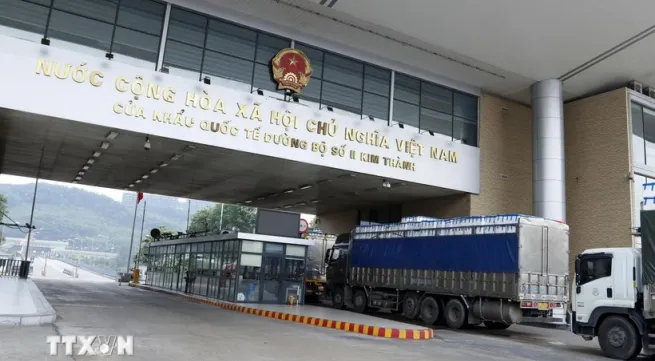 Lao Cai border gate sees 143% surge in import-export revenue in H1