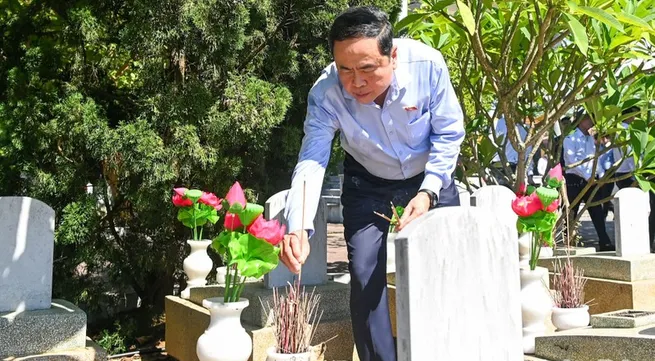 NA Chairman pays respect to President Ho Chi Minh, fallen martyrs