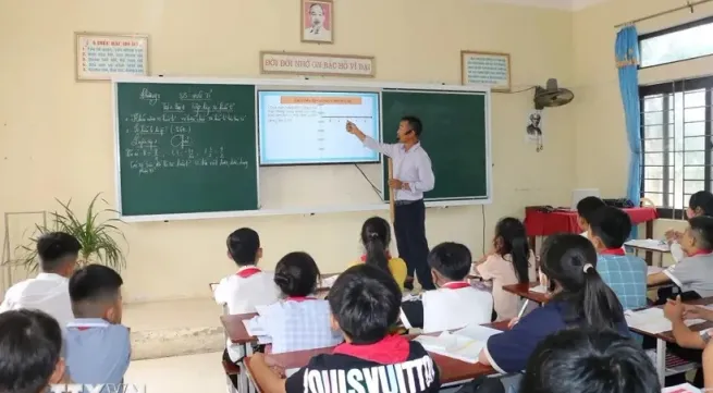 Teachers' wages must top administrative, non-productive salary scale system: Politburo