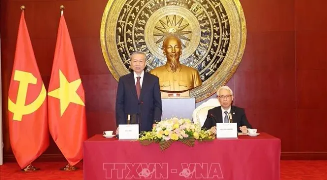 Top leader visits Vietnamese Embassy, meets with OVs in Beijing