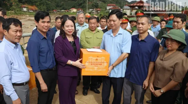 Vice President visits and presents gifts to people in flood-hit areas in Son La