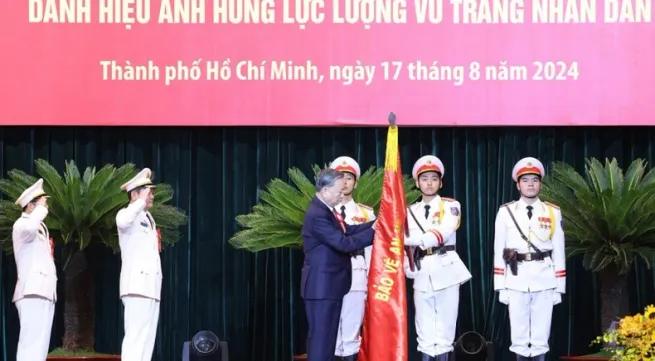 Top leader presents Hero of People's Armed Forces title to Ho Chi Minh City's public security force
