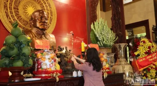 Vice President offers incense to late President Ton Duc Thang