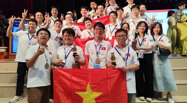 Vietnamese students win big at international math competition in India