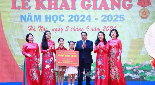 PM launches new academic year at Nguyen Dinh Chieu secondary school