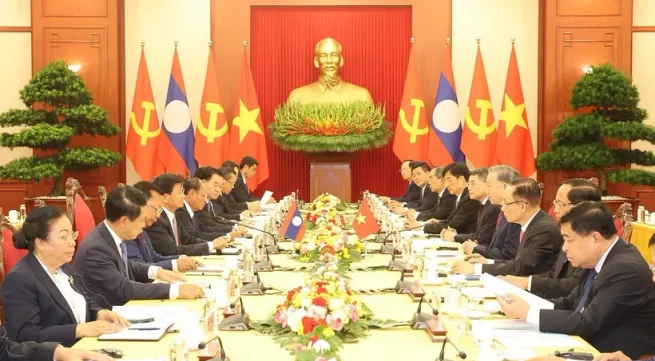 Top leaders of Vietnam and Laos hold talks in Hanoi