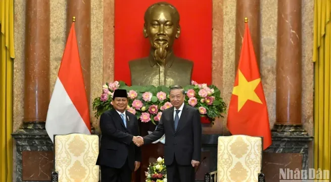 Top leader of Vietnam receives President-elect of Indonesia