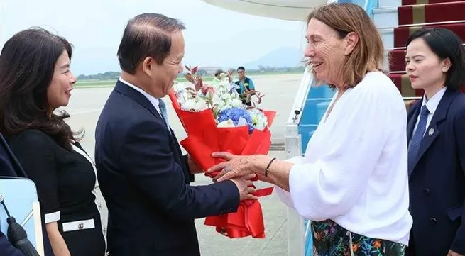 Australian Senate President arrives in Hanoi