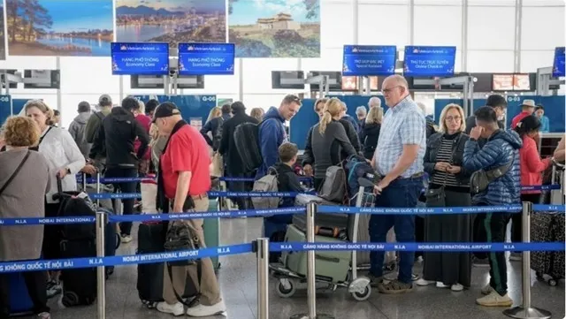 Int'l passenger volume via airports sees strong growth in 8 months