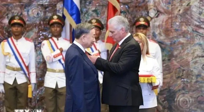 Vietnamese leader decorated with Cuba’s highest honour