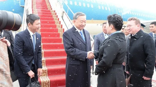 Top leader arrives in Ulaanbaatar, beginning state visit to Mongolia