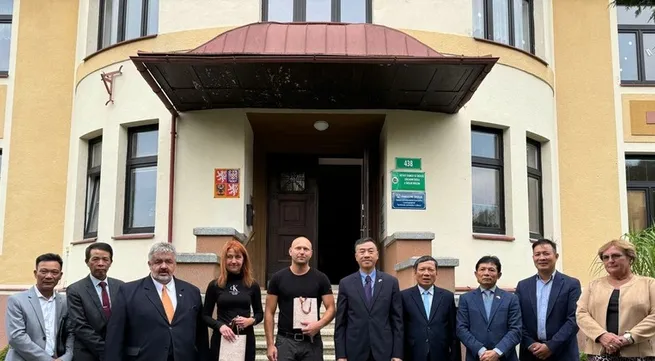 Vietnamese Embassy delegation holds working session with Czech city authorities