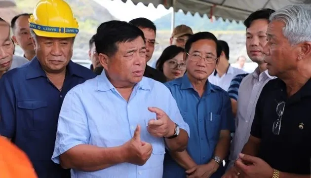 Investment minister inspects projects in southern Laos