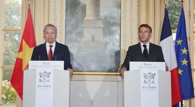 Vietnamese, French leaders meet press ahead of Paris talks