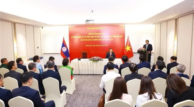 PM works with Vietnamese representative agencies in Laos