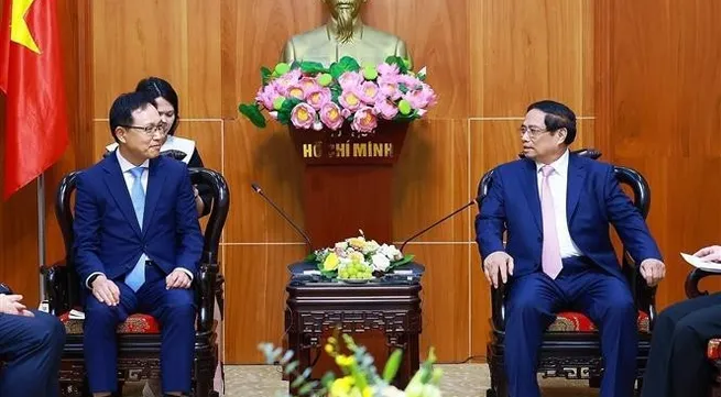 PM receives leaders of foreign groups in Bac Ninh