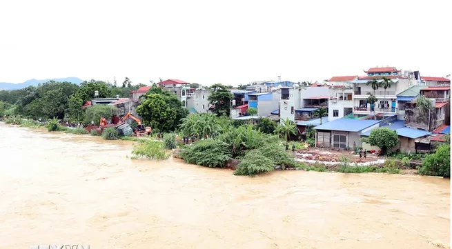 Vietnam, China unite to tackle Red River flooding after Typhoon Yagi