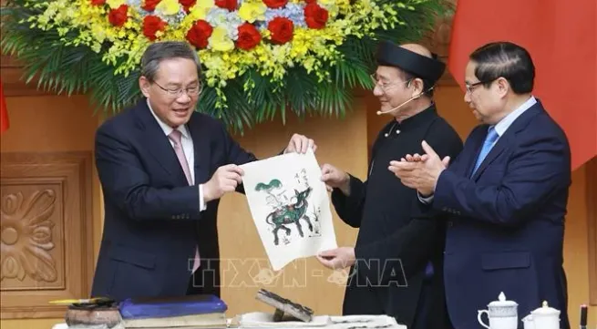 Vietnamese, Chinese government leaders experience making of Dong Ho folk painting