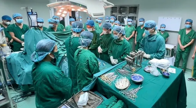 Vietnamese doctors successfully perform first heart-liver transplant