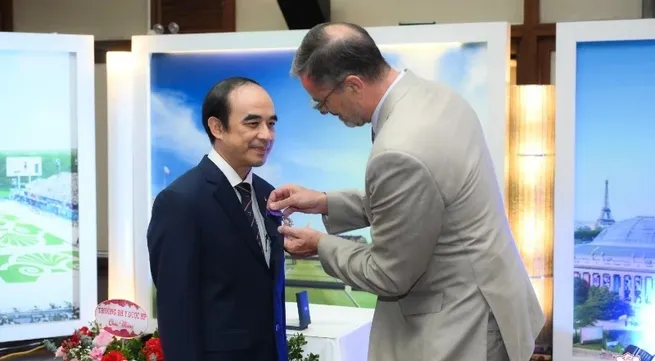 Hanoi Medical University Rector receives France’s Order of Academic Palms