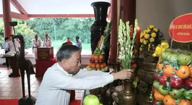 Party leader offers incense in memony of late President Ho Chi Minh in Ca Mau