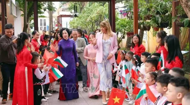 Spouses of Vietnamese, Bulgarian Presidents visit Hanoi kindergarten