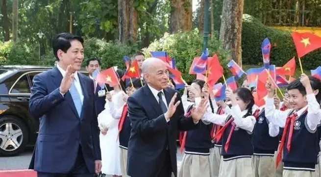 State President hosts welcome ceremony for Cambodian King