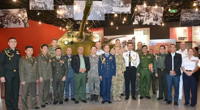 Foreign military attachés visit Vietnam Military History Museum