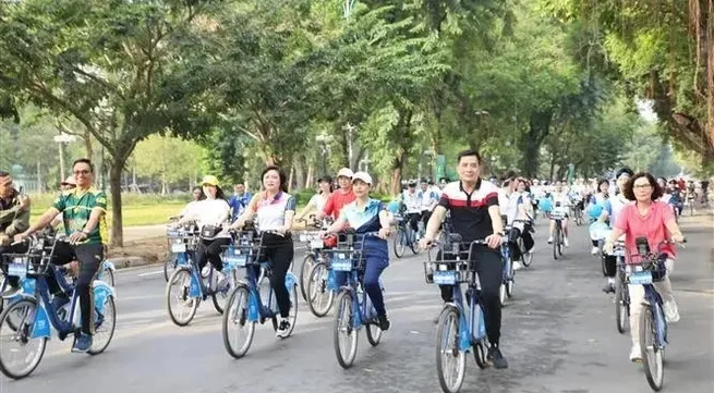 Hanoi hosts 4th 'For a Green Hanoi' cycling programme