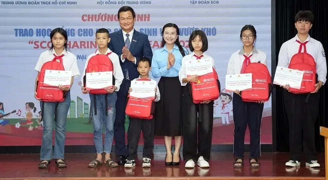 Scholarships worth 1.7 billion VND presented to 200 disadvantaged students