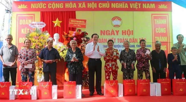 Politburo member Phan Dinh Trac attends Great National Unity Festival in An Giang