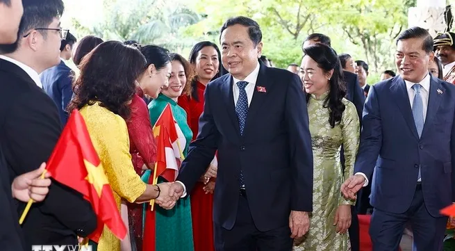 Top legislator begins official visit to Singapore