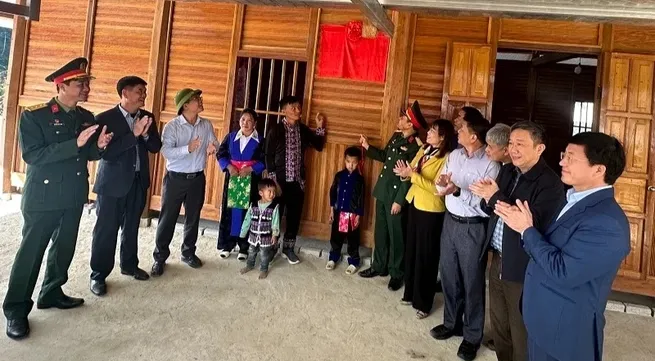 Dien Bien hands over 35 houses to people in flash flood hit area