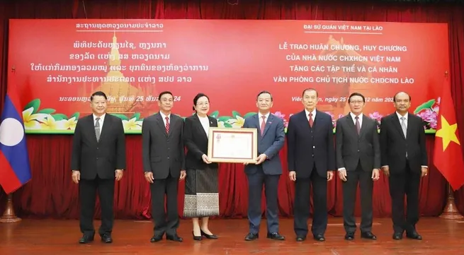 Collective, individuals from Lao Presidential Office granted Vietnamese orders, medals